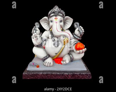 Foto von Lord ganapati Idol, Happy Ganesh Chaturthi, Ganpati Ausschnitt auf wunderschönem Hintergrund. Stockfoto