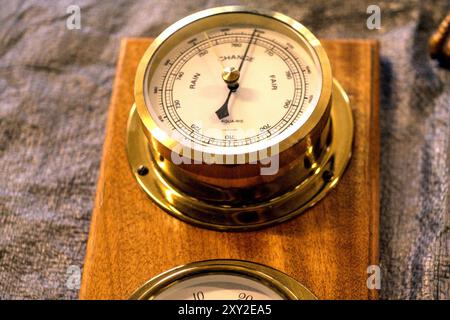 Altwetterbarometer Stockfoto