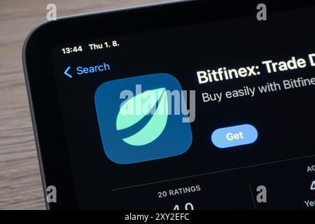 OSTRAVA, TSCHECHIEN – 1. AUGUST 2024: App-Store mit Bitfinex-App für den Kauf und Verkauf von Kryptowährungen Stockfoto