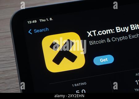 OSTRAVA, TSCHECHIEN – 1. AUGUST 2024: App-Store mit XT.com Mobilanwendungen zum Kauf und Verkauf von Kryptowährungen Stockfoto