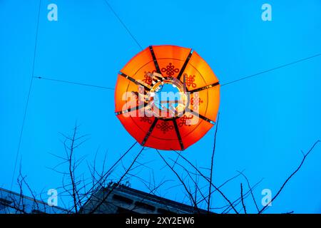 Blick von unten in Nadiraufnahme einer innen beleuchteten roten chinesischen Neujahrslaterne, die auf der Straße von Londons Chinatown in Soho unter einem cl hängt Stockfoto