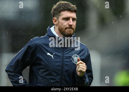 James Ehemann von Blackpool während des Vorspiels vor dem Carabao Cup Spiel Blackburn Rovers vs Blackpool in Ewood Park, Blackburn, Großbritannien, 27. August 2024 (Foto: Craig Thomas/News Images) in, 25.08.2024. (Foto: Craig Thomas/News Images/SIPA USA) Credit: SIPA USA/Alamy Live News Stockfoto