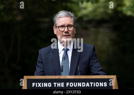 (240827) -- LONDON, 27. August 2024 (Xinhua) -- Premierminister des Vereinigten Königreichs (UK) Keir Starmer spricht am 27. August 2024 im 10 Downing Street Garden in London, Großbritannien. Starmer hat am Dienstag gelobt, nach "einem Jahrzehnt der Teilung und des Niedergangs" die Grundlagen des Landes zu festigen. (Simon Dawson/Nr. 10 Downing Street/Handout Via Xinhua) Stockfoto