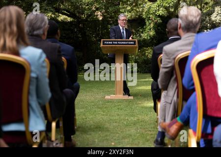 (240827) -- LONDON, 27. August 2024 (Xinhua) -- Premierminister des Vereinigten Königreichs (UK) Keir Starmer (am Podium) spricht am 27. August 2024 im 10 Downing Street Garden in London, Großbritannien. Starmer hat am Dienstag gelobt, nach "einem Jahrzehnt der Teilung und des Niedergangs" die Grundlagen des Landes zu festigen. (Simon Dawson/Nr. 10 Downing Street/Handout Via Xinhua) Stockfoto