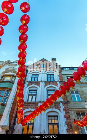 Blick von unten in der Abenddämmerung auf eine Londoner Chinatown Straße in Soho unter einem klaren blauen Abendhimmel und roten chinesischen Papierlaternen, die an den Fassaden hängen Stockfoto