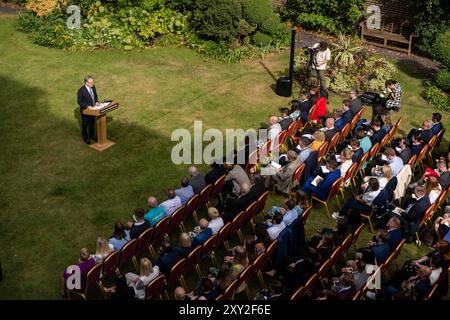 (240827) -- LONDON, 27. August 2024 (Xinhua) -- Premierminister des Vereinigten Königreichs (UK) Keir Starmer (am Podium) spricht am 27. August 2024 im 10 Downing Street Garden in London, Großbritannien. Starmer hat am Dienstag gelobt, nach "einem Jahrzehnt der Teilung und des Niedergangs" die Grundlagen des Landes zu festigen. (Alecsandra Dragoi/Nr. 10 Downing Street/Handout Via Xinhua) Stockfoto