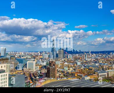 Aus der Vogelperspektive auf Bürogebäude, Wolkenkratzer, das Shard-Gebäude im Hintergrund und das Dach, die Gleise und die Brücke des Waterloo-Zugs und der U-Bahn-Station Stockfoto