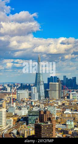Aus der Vogelperspektive auf die berühmten Bürogebäude, die Scherben und Wolkenkratzer des Londoner Finanzviertels, mit Kranen, die an neuen Stadtgebäuden arbeiten, mit Stockfoto