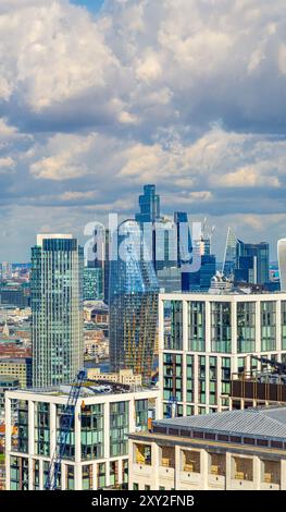 Aus der Vogelperspektive der berühmten Londoner Bürogebäude und Wolkenkratzer aus dem Finanzviertel, mit Kranen, die an neuen Stadtgebäuden arbeiten, unter einem Himmel mit Stockfoto