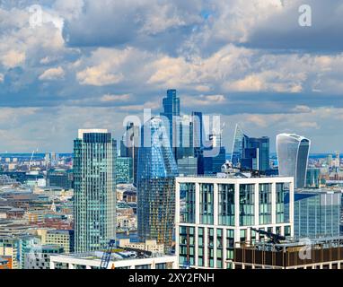 Panoramablick auf die berühmten Londoner Gebäude und Wolkenkratzer des Finanzviertels, mit Kränen auf der Skyline der Stadt, Bürogebäude Stockfoto