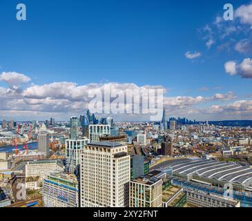 Panoramablick auf die berühmten Londoner Gebäude und Wolkenkratzer, das Finanzviertel, die Skyline der Stadt, die Geschäftsgebäude, das moderne moderne A Stockfoto