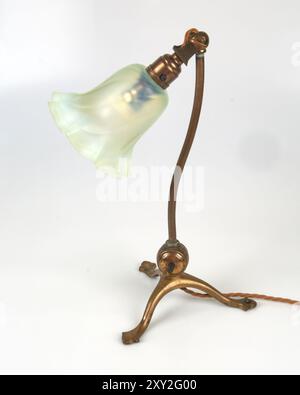 Antike pullman Tischlampe aus Messing von W.A.S. Benson Arts and Crafts aus den 1900er Jahren mit opaleszierendem Glasschirm. Stockfoto