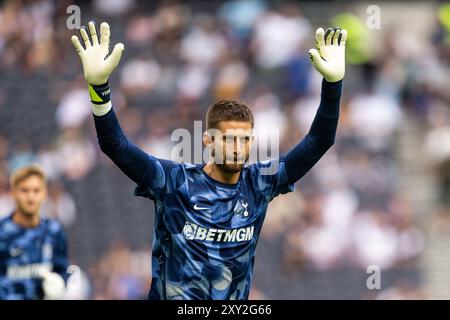 London, England. August 2024. Torhüter Guglielmo Vicario von Tottenham Hotspur bereitet sich auf, bevor das Fußballspiel zwischen Tottenham Hotspur und Bayern München im Tottenham Hotspur Stadium in London stattfindet. Stockfoto