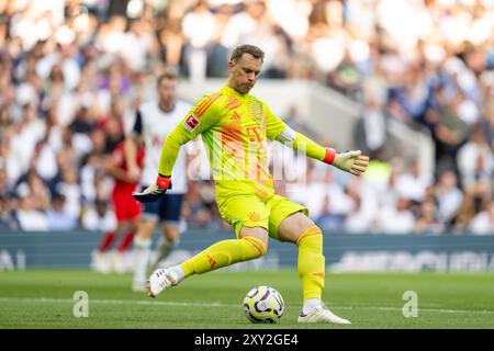 London, England. August 2024. Torhüter Manuel neuer (1) des FC Bayern München im Tottenham Hotspur Stadion in London. Stockfoto