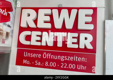 REWE Center, Symbolbild, Supermarkt, Einzelhandel, Öffnungszeiten, Lebensmittel, Einkaufszentrum, Konsum, Handel, Shopping, Logo, Marke, Ladenkette, Versorgung, Geschäft, Verbrauchermarkt *** REWE Center, Symbol, Supermarkt, Einzelhandel, Öffnungszeiten, Lebensmittel, Einkaufszentrum, Konsum, Handel, Einkaufen, Logo, Marke, Ladenkette, Lieferung, Geschäft, Copyright für Verbrauchermärkte: xGrantxHubbsx Stockfoto