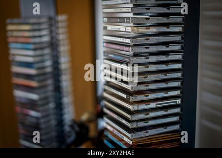 Deutschland. August 2024. Große Anzahl von Musik-CDs in einem CD-Rack-Testturm Stockfoto