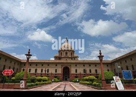 Neu-Delhi, Indien. August 2024. NEW DELHI, INDIEN - 27. AUGUST: Eine Wolke aus der Vogelperspektive schweben über der Stadt, blauer Himmel und sauberes Wetter in der Hauptstadt am North Block Raisina Hill am 27. August 2024 in New Delhi, Indien. Raisina Hill ist eine Erhebung in Neu-Delhi und beherbergt die indische Regierung und den Präsidentenpalast Rashtrapati Bhavan. (Foto: Sonu Mehta/Hindustan Times/SIPA USA) Credit: SIPA USA/Alamy Live News Stockfoto