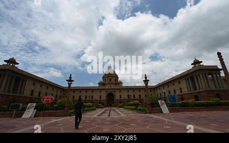 Neu-Delhi, Indien. August 2024. NEW DELHI, INDIEN - 27. AUGUST: Eine Wolke aus der Vogelperspektive schweben über der Stadt, blauer Himmel und sauberes Wetter in der Hauptstadt am North Block Raisina Hill am 27. August 2024 in New Delhi, Indien. Raisina Hill ist eine Erhebung in Neu-Delhi und beherbergt die indische Regierung und den Präsidentenpalast Rashtrapati Bhavan. (Foto: Sonu Mehta/Hindustan Times/SIPA USA) Credit: SIPA USA/Alamy Live News Stockfoto