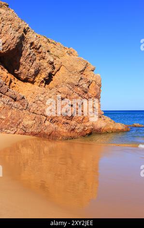 Portugal, Algarve. South West Alentejo und Vicentine Coast Natural Park. Wunderschöner Atlantik mit kristallklarem Wasser, das auf einen Sandstrand gespült wird. Stockfoto