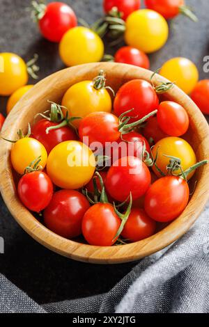 Verschiedene bunte Kirschtomaten in einer Schüssel. Stockfoto