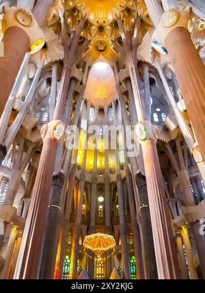 BARCELONA, SPANIEN - 21. DEZEMBER 2015 - Inneres der Sagrada Familia, der gotischen Kathedrale von Antonio Gaudi Stockfoto