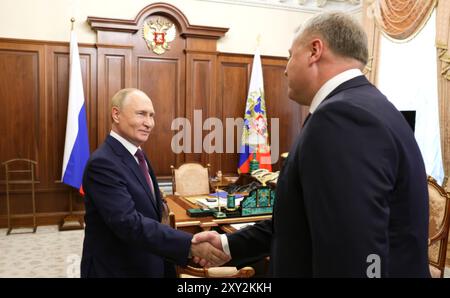 Moskau, Russland. August 2024. Der russische Präsident Wladimir Putin, links, begrüßt den Gouverneur der Region Astrachan Igor Babuschkin, rechts, zu einem persönlichen Treffen im Kreml am 27. August 2024 in Moskau. Quelle: Alexander Kazakov/Kreml Pool/Alamy Live News Stockfoto