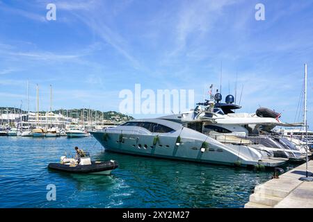 Cannes, Frankreich - 26. Mai 2024: Sommertag im Hafen von Cannes mit Luxusbooten und Yachten, blauer Himmel Hintergrund Stockfoto