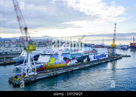 Genua, Italien, 27. Mai 2024: Moby Lines Moby Tommy Fähre Ro-Ro Passagierschiffe am Hafenpier, IMO 9221210 Stockfoto