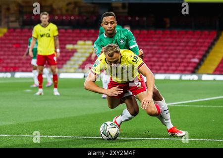 Brendan Galloway aus Plymouth Argyle fouls Ryan Porteous aus Watford während des Carabao Cup Matches Watford gegen Plymouth Argyle in der Vicarage Road, Watford, Großbritannien, 27. August 2024 (Foto: Izzy Poles/News Images) Stockfoto