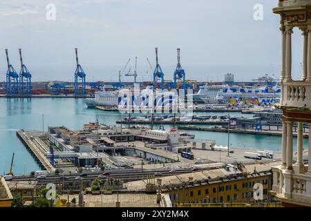 Genua, Italien - 27. Mai 2024: Luftaufnahme des Hafens Genua mit Ro-Ro- und Passagierfähren sowie Containerterminals Stockfoto