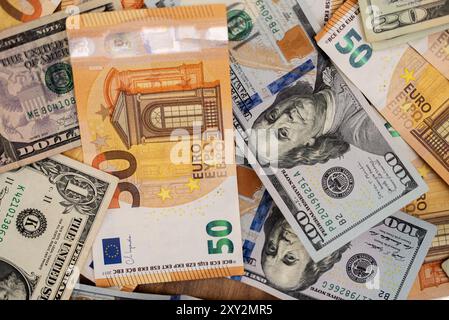 Euro-Banknoten mit Dollarscheinen, die auf den Tisch gelegt werden, zeigen das Konzept des Wechselkurses der Währungen Stockfoto