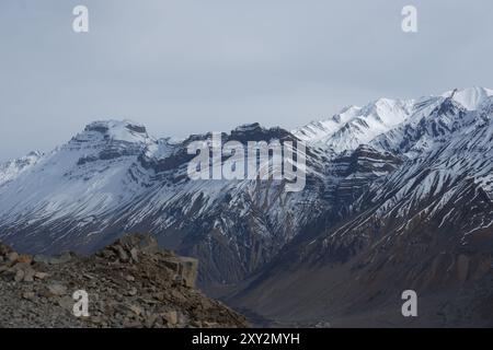 Wo der Himmel auf die Berge trifft und der Schnee die ruhige Schönheit der höchsten Gipfel der Natur weht. Stockfoto