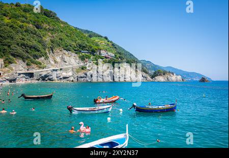 Blick auf den Ferienort Monterosso al Mare, Cinque Terre, Ligurische Küste, Italien. Stockfoto