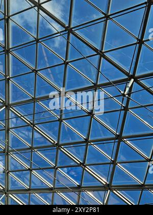 Moderne Glasdecke mit Metallrahmen gegen Clear Blue Sky Konzept Stockfoto