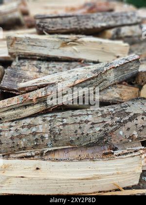 Großaufnahme von Stapelholz-Baumstämmen mit natürlicher Rindenstruktur für das Winterheizkonzept Stockfoto