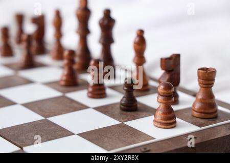 Schachfiguren auf dem Spielbrett im Schlafzimmer, Nahaufnahme Stockfoto