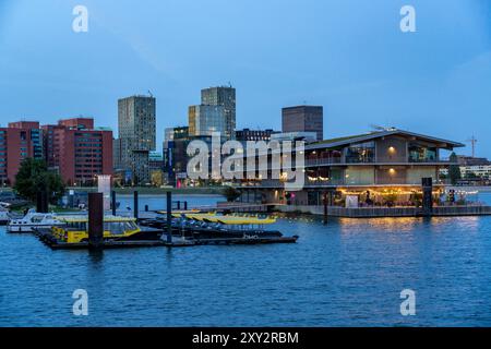 Das Floating Office Rotterdam, das als das größte schwimmende Bürogebäude der Welt gilt, verfügt über einen Bootssteg für Wasserkabinen im 28 ha großen Hafenbecken von Rijnhaven Stockfoto