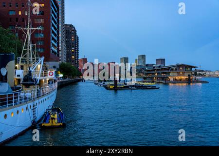 Das Floating Office Rotterdam, das als das größte schwimmende Bürogebäude der Welt gilt, verfügt über einen Bootssteg für Wasserkabinen im 28 ha großen Hafenbecken von Rijnhaven Stockfoto