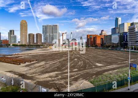 Der Rijnhaven, ein 28 Hektar großes Hafenbecken, wurde nun um fast ein Drittel gefüllt, um Platz für bis zu 3.000 Wohnungen zu schaffen, es wird ein Kunsthandwerk geben Stockfoto