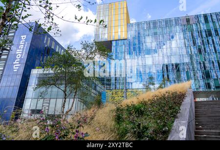 Grünflächen an um Gebäude, hier an der Hogeschool Inholland Rotterdam, Pflanzenbeete an Durchgängen, begrünte Wände und Dächer, Rotterdam, Niederlande Grünflächen Innnestadt *** Grünflächen um Gebäude, hier an der Hogeschool Inholland Rotterdam, Pflanzbeete an Durchgängen, Grünwände und Dächer, Rotterdam, Niederlande Grünflächen in der Innenstadt Stockfoto