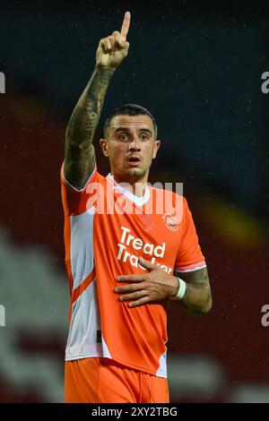 Oliver Norburn von Blackpool gibt seinem Team Anweisungen während des Carabao Cup Spiels Blackburn Rovers gegen Blackpool in Ewood Park, Blackburn, Großbritannien, 27. August 2024 (Foto: Craig Thomas/News Images) Stockfoto