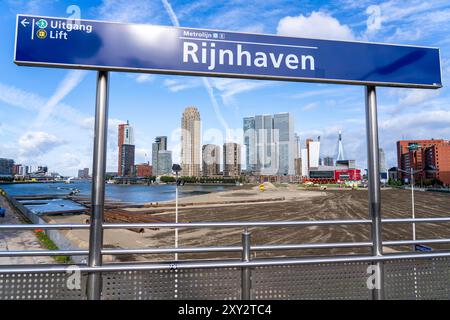 Der Rijnhaven, ein 28 Hektar großes Hafenbecken, wurde nun um fast ein Drittel gefüllt, um Platz für bis zu 3.000 Wohnungen zu schaffen, es wird ein Kunsthandwerk geben Stockfoto