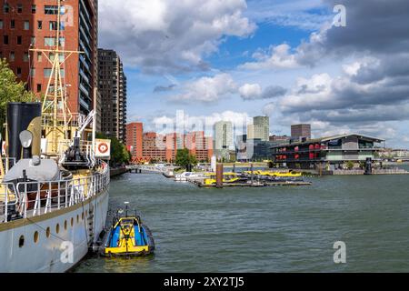 Das Floating Office Rotterdam, das als das größte schwimmende Bürogebäude der Welt gilt, verfügt über einen Bootssteg für Wasserkabinen im 28 ha großen Hafenbecken von Rijnhaven Stockfoto