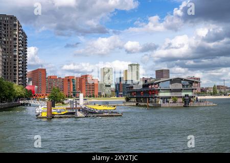 Das Floating Office Rotterdam, das als das größte schwimmende Bürogebäude der Welt gilt, verfügt über einen Bootssteg für Wasserkabinen im 28 ha großen Hafenbecken von Rijnhaven Stockfoto