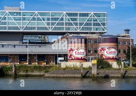 Das Gelände der ehemaligen Margarinefabrik und Hauptniederlassung von Unilever im Stadtteil Feijenoord, hier soll ein neues Stadtviertel mit bis zu 1200 Wohnungen entstehen, sowie Kultur und Gewerbeflächen, genannt de Kaai, Teile der vorhandenen Gebäude sollen integriert werden, wie der Neubau de Burg, Rotterdam, Niederlande Unilever Gelände *** das Gelände der ehemaligen Margarinefabrik und der Hauptsitz von Unilever im Stadtteil Feijenoord, in dem ein neues Stadtviertel mit bis zu 1.200 Wohnungen errichtet werden soll, ebenso wie kultureller und kommerzieller Raum, genannt de Kaai, Teile des bestehenden Bils Stockfoto