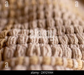 Warme Wolldecken in Herbstfarben. Tapeten für Textilwaren. Platz zum Kopieren. Hochwertiges horizontales Foto Stockfoto