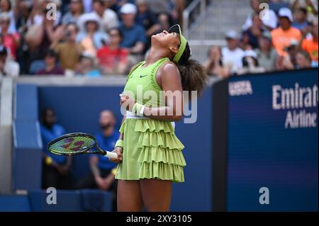New York, USA. August 2024. Naomi Osaka aus Japan reagierte, nachdem er Jelena Ostapenko aus Lettland im Women's Singles Round One Match beim U.S. Open Tennis Turnier im Billie Jean King National Tennis Center, New York, NY, am 27. August 2024 besiegt hatte. (Foto: Anthony Behar/SIPA USA) Credit: SIPA USA/Alamy Live News Stockfoto