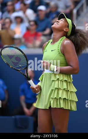 New York, USA. August 2024. Naomi Osaka aus Japan reagierte, nachdem er Jelena Ostapenko aus Lettland im Women's Singles Round One Match beim U.S. Open Tennis Turnier im Billie Jean King National Tennis Center, New York, NY, am 27. August 2024 besiegt hatte. (Foto: Anthony Behar/SIPA USA) Credit: SIPA USA/Alamy Live News Stockfoto