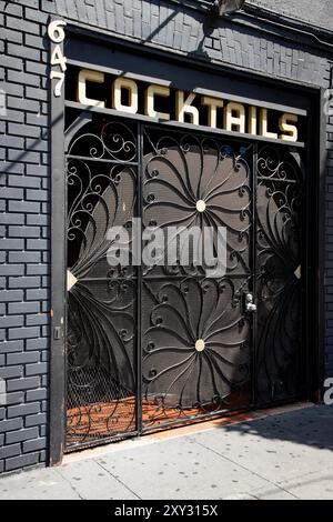 Der Mission District in San Francisco, Kalifornien, ist das farbenprächtigste Viertel der Stadt. Bar an der Ecke Valencia und 17. Stockfoto