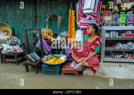 Chittagong, Bangladesch. August 2024. Chittagong regnet seit einer Woche kontinuierlich, was zu Überschwemmungen in mehreren Gebieten führte, die Straßen und öffentliche Verkehrsmittel überschwemmen. Der Straßenverkehr in Bahaddarhat, Muradpur, Mohammadpur, Shulakbahar, Badurtala, Chawkbazar, Baklia, Rahattarpul, DC Road, Agrabad ist sehr begrenzt, die Straßen sind knietief im Wasser. Bangladesch, 22. August 2024. (Foto von Md. Zakir Hossain/Pacific Press/SIPA USA) Credit: SIPA USA/Alamy Live News Stockfoto